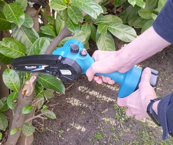 Seesii M6 Plus 6 inch Mini Chainsaw Cordless,2x2000mAh Battery Chainsaw - Image 2
